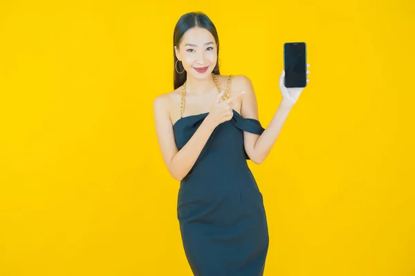 Retrato Bonito Jovem Asiático Mulher Sorriso Com Telefone Celular Inteligente — Fotografia de Stock