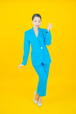 Portre güzel Asyalı kadın gülümsüyor. Renkli arka planda hareket var.