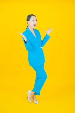 Portre güzel Asyalı kadın gülümsüyor. Renkli arka planda hareket var.