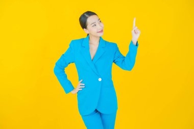 Portre güzel Asyalı kadın gülümsüyor. Renkli arka planda hareket var.