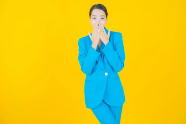 Portre güzel Asyalı kadın gülümsüyor. Renkli arka planda hareket var.