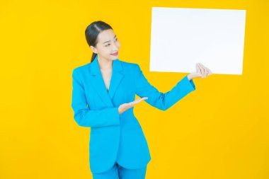 Renkli arka planda boş beyaz ilan panosu olan güzel Asyalı kadın portresi