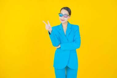 Güzel bir Asyalı kadın portresi. Arka planda 3 boyutlu gözlük takıyor.