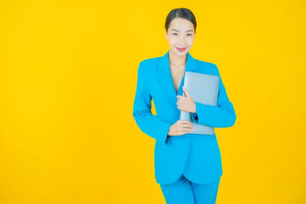 Porträtt Vacker Ung Asiatisk Kvinna Leende Med Dator Laptop Isolerad — Stockfoto