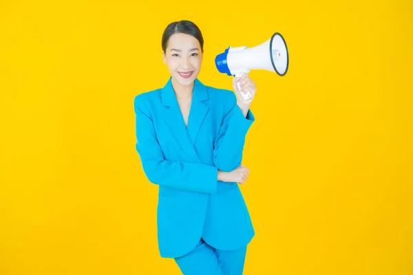 Portret Mooie Jonge Aziatische Vrouw Glimlach Met Megafoon Kleur Achtergrond — Stockfoto