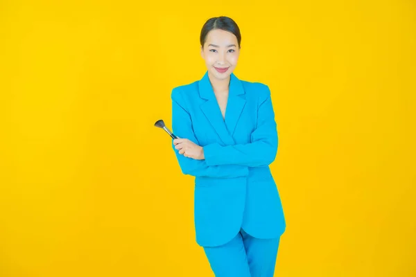 Portret Mooie Jonge Aziatische Vrouw Met Make Borstel Cosmetische Kleur — Stockfoto