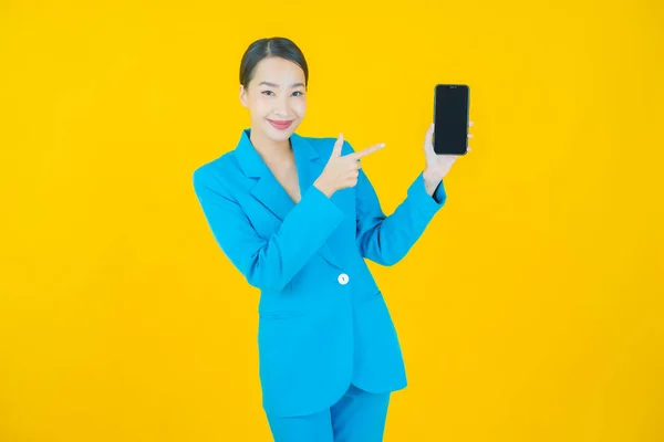 Портрет Красивая Молодая Азиатская Женщина Улыбка Смартфона Цветном Фоне — стоковое фото