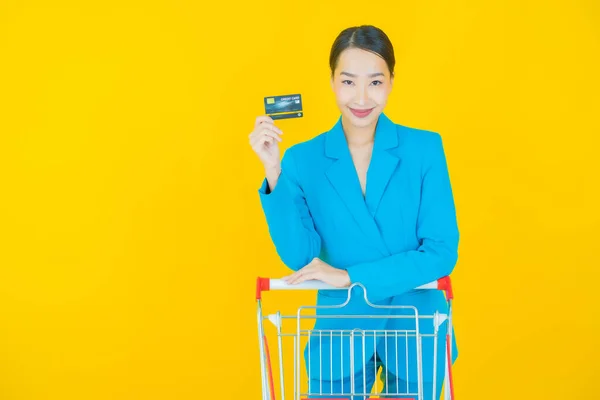 Retrato Bonito Jovem Asiático Mulher Sorriso Com Mercearia Cesta Supermercado — Fotografia de Stock