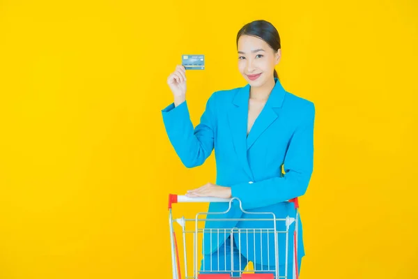 Retrato Bonito Jovem Asiático Mulher Sorriso Com Mercearia Cesta Supermercado — Fotografia de Stock