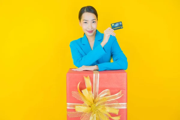 Retrato Bonito Jovem Asiático Mulher Sorriso Com Caixa Presente Vermelho — Fotografia de Stock