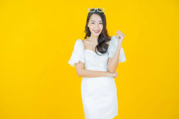 Retrato Bonito Jovem Asiático Mulher Sorriso Com Ação Cor Fundo — Fotografia de Stock