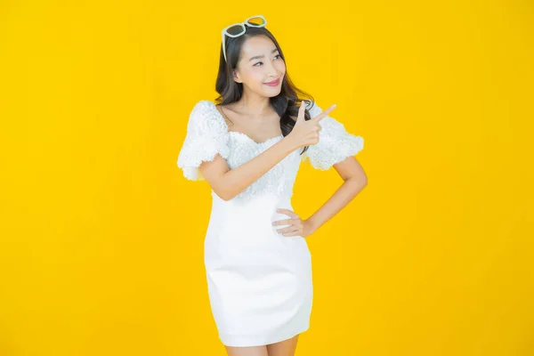 Retrato Hermosa Joven Asiática Mujer Sonrisa Con Acción Color Fondo — Foto de Stock