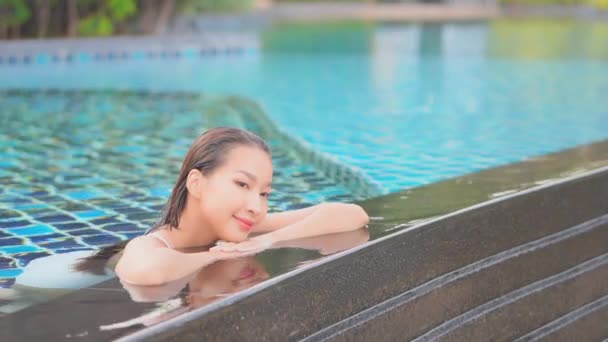 Des Images Belle Femme Asiatique Détendre Dans Piscine Hôtel Pendant — Video