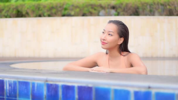 亚洲美女度假期间在酒店游泳池放松的镜头 — 图库视频影像