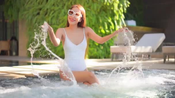Imagens Bela Mulher Asiática Relaxante Piscina Hotel Durante Férias — Vídeo de Stock