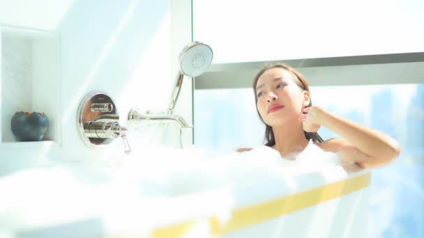 아름다운 이시아 집에서 목욕하는 — 비디오