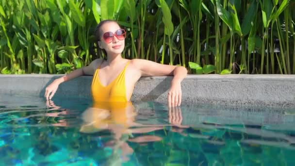 Filmati Bella Donna Asiatica Che Rilassa Piscina Hotel Durante Vacanze — Video Stock