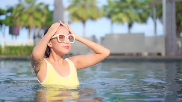 Imagens Bela Mulher Asiática Relaxante Piscina Hotel Durante Férias — Vídeo de Stock