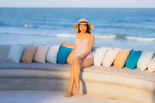 Retrato Hermosa Joven Asiática Mujer Feliz Sonrisa Alrededor Mar Océano —  Fotos de Stock