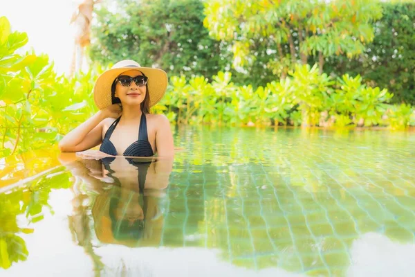 Portrét Krásná Mladá Asijská Žena Relaxovat Bazénu Hotelovém Resortu Pro — Stock fotografie