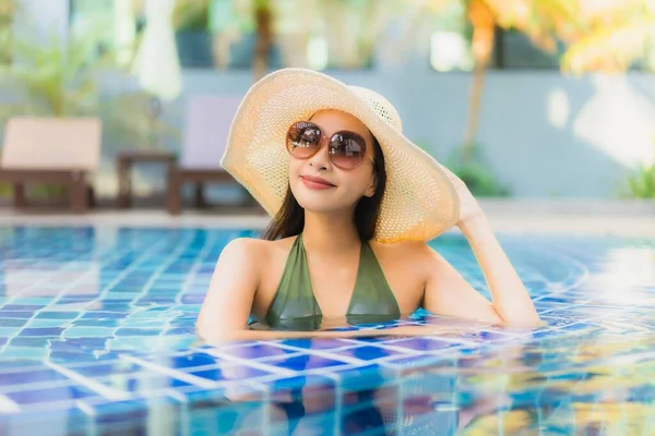Портрет Красивая Молодая Азиатская Женщина Расслабиться Вокруг Бассейна Отеле Курорта — стоковое фото