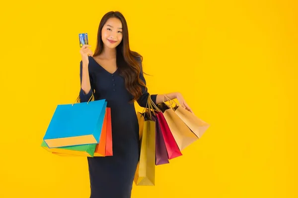 Retrato Hermosa Joven Asiática Mujer Con Bolsa Compras Tarjeta Crédito — Foto de Stock