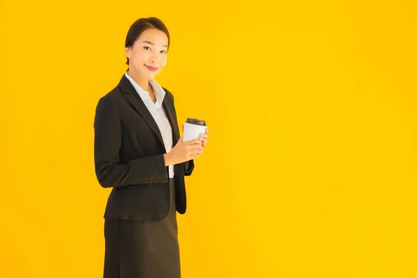 Портрет Красивый Молодой Бизнес Азиатской Женщины Смартфоном Кофейной Чашкой Желтом — стоковое фото