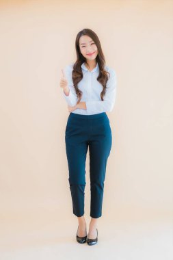 Güzel Asyalı iş kadını portresi izole edilmiş renk arka planında iş başında