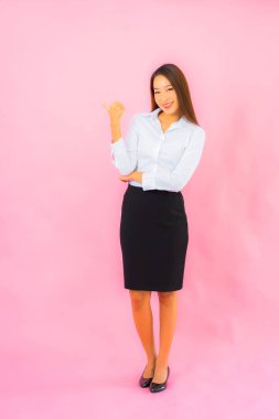 Portre güzel genç Asyalı kadın eylem pembe tecrit edilmiş arka plan