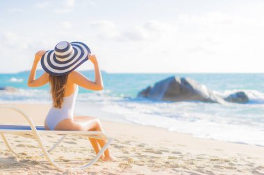 Güzel bir Asyalı kadının portresi. Rahatlayın. Plaj okyanusunda tatil yaparken gülümseyin.