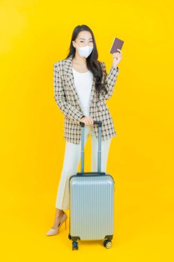 Çantalı ve pasaportlu güzel Asyalı kadın seyahate hazır.