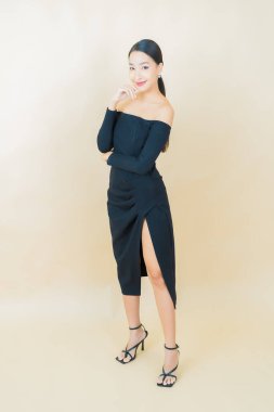 Portre güzel Asyalı kadın gülümsüyor. Renkli arka planda hareket var.