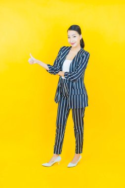 Portre güzel Asyalı kadın gülümsüyor. Renkli arka planda hareket var.