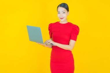 Asyalı güzel bir kadının portresi bilgisayarla izole edilmiş arka planda gülümsüyor.