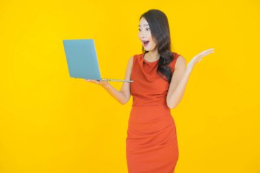 Asyalı güzel bir kadının portresi bilgisayarla izole edilmiş arka planda gülümsüyor.