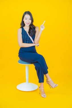 Portre güzel Asyalı kadın gülümsüyor. Renkli arka planda hareket var.