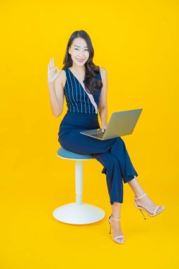 Asyalı güzel bir kadının portresi bilgisayarla izole edilmiş arka planda gülümsüyor.