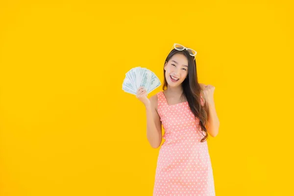 Retrato Bonito Jovem Asiático Mulher Mostrar Monte Dinheiro Dinheiro Amarelo — Fotografia de Stock