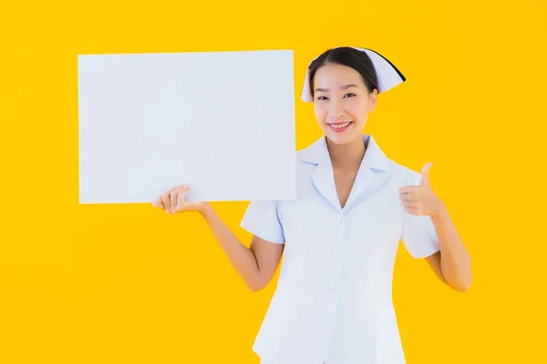 Retrato Hermosa Joven Asiática Mujer Tailandesa Enfermera Mostrar Vacío Blanco — Foto de Stock