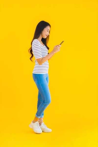Porträt Schöne Junge Asiatische Frau Verwenden Smartphone Auf Gelbem Isolierten — Stockfoto