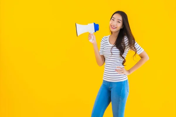 Retrato Bonito Jovem Asiático Mulher Uso Megafone Para Contato Falar — Fotografia de Stock