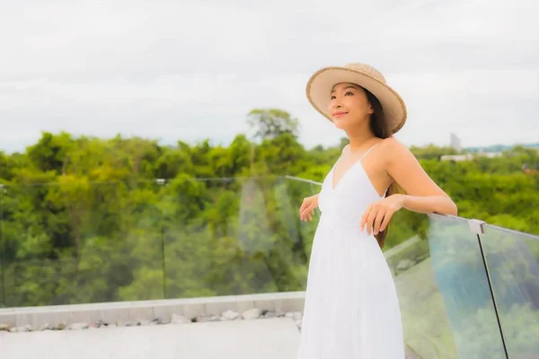 Portriat Bella Giovane Donna Asiatica Sorriso Felice Intorno Balcone Con — Foto Stock