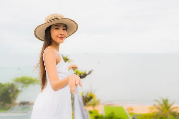 ポルトガルの美しい若いアジアの女性は海の景色の背景とバルコニーの周りの幸せな笑顔 — ストック写真