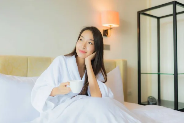 Yatak Odasında Yatağında Kahve Fincanı Olan Güzel Asyalı Kadın Portresi — Stok fotoğraf
