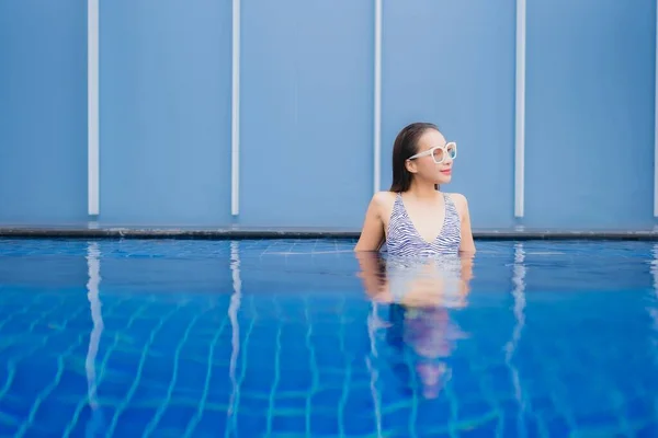 Retrato Bonito Jovem Asiático Mulher Relaxar Sorriso Redor Piscina Livre — Fotografia de Stock