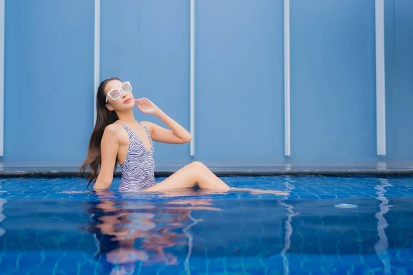 Retrato Bonito Jovem Asiático Mulher Relaxar Sorriso Redor Piscina Livre — Fotografia de Stock