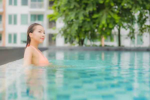 Retrato Bonito Jovem Asiático Mulher Relaxar Sorriso Lazer Redor Piscina — Fotografia de Stock