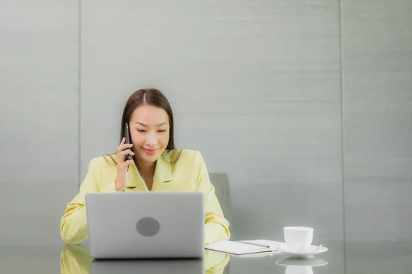 Porträt Schöne Junge Asiatische Frau Verwenden Computer Laptop Mit Smartphone — Stockfoto