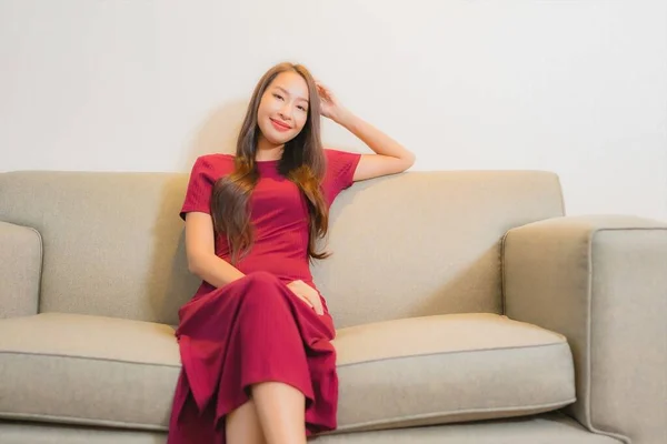Retrato Bonito Jovem Asiático Mulher Relaxar Sofá Sala Estar Interior — Fotografia de Stock
