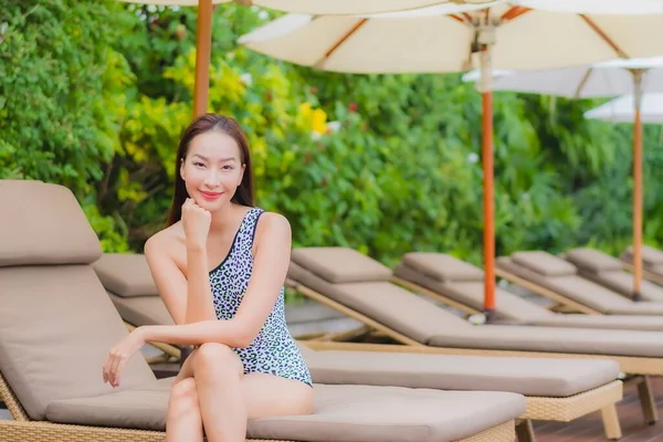 Portrait Belle Jeune Femme Asiatique Relax Sourire Loisirs Autour Piscine — Photo